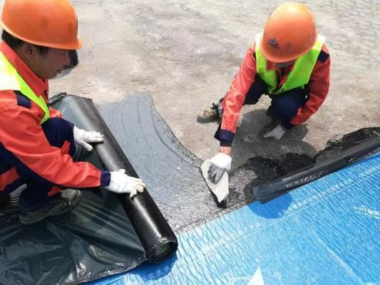 Wasserdichte Membran, die mit einer Querschnittsfolie verklebt wird, für den Bau von Dächen und Eisenbahntunneln